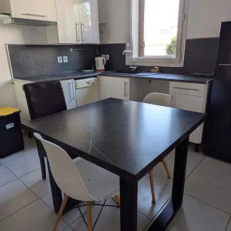Non-smoking, Modern With Parking, Close To The & Train *