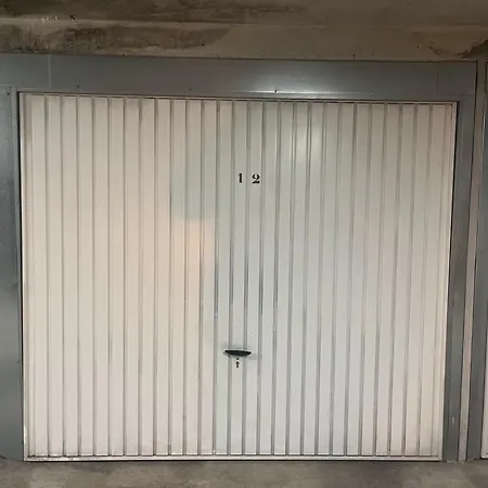 Non-smoking, Modern With Parking, Close To The & Train Апартаменты