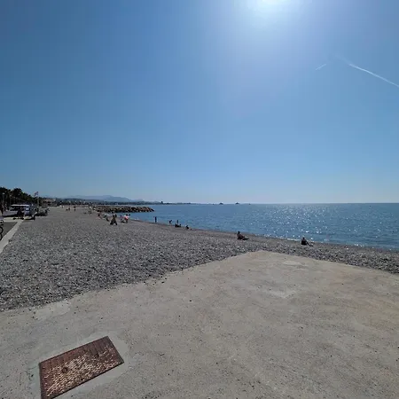 Non-smoking, Modern With Parking, Close To The & Train Lejlighed